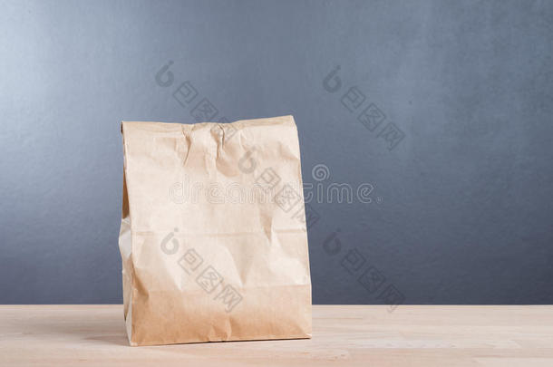 简单的棕色的纸袋为午餐或食物向表