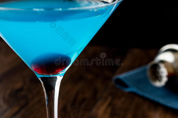 蓝色月亮鸡尾酒和樱桃向木制的表面.