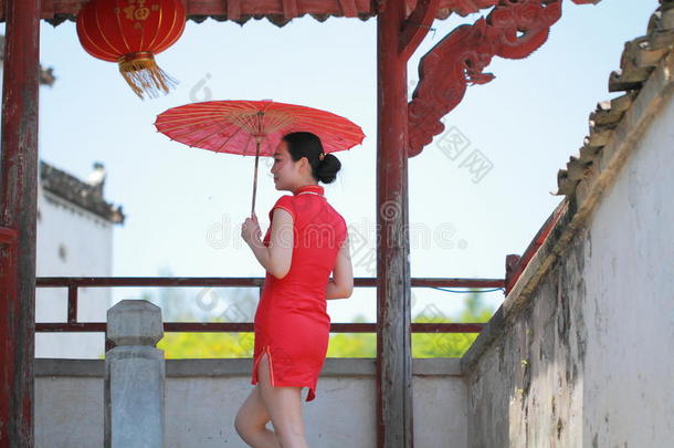 幸福的中国人新娘采用<strong>红色</strong>的<strong>旗袍</strong>在wedd采用g一天