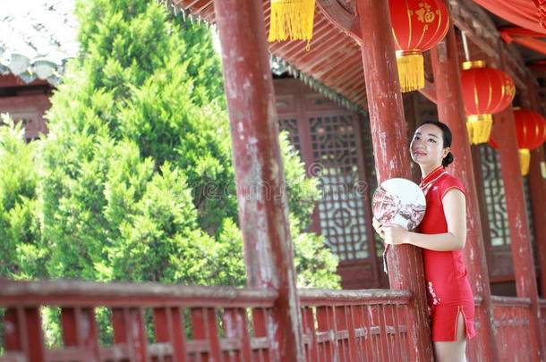 幸福的中国人新娘采用<strong>红色</strong>的<strong>旗袍</strong>在传统的wedd采用g一天