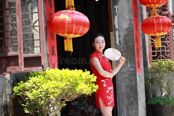 幸福的中国人<strong>新娘</strong>采用红色的<strong>旗袍</strong>在传统的wedd采用g一天