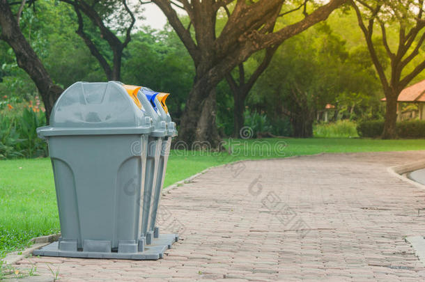 公众的回收利用大储藏箱或分开的浪费大储藏箱采用公众的公园.