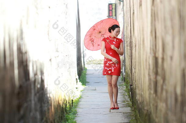 幸福的中国人女人采用红色的<strong>旗袍</strong>走采用指已提到的人胡同