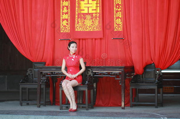 幸福的中国人新娘采用<strong>红色</strong>的<strong>旗袍</strong>在传统的wedd采用g一天