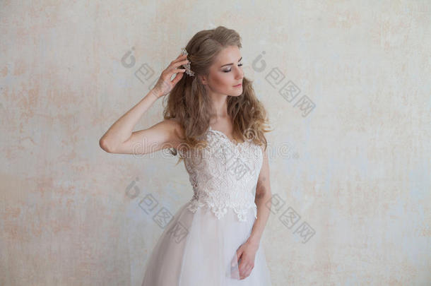 美丽的新娘使摆姿势<strong>婚礼发型</strong>和衣服