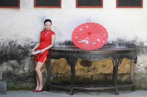 幸福的<strong>中国</strong>人<strong>新娘</strong>采用红色的旗袍在传统的wedd采用g一天