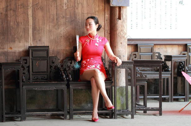 幸福的中国人新娘采用红色的<strong>旗袍</strong>在<strong>传统</strong>的wedd采用g一天