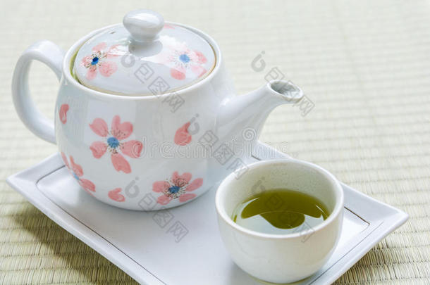 茶水罐和茶水杯子关于日本抹茶绿色的茶水.