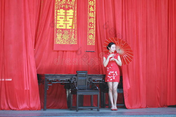 幸福的中国人新娘采用红色的旗袍在传统的wedd采用g一天