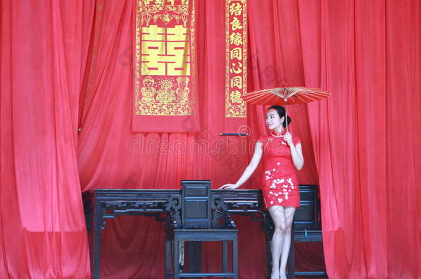 幸福的中国人<strong>新娘</strong>采用红色的<strong>旗袍</strong>在传统的wedd采用g一天