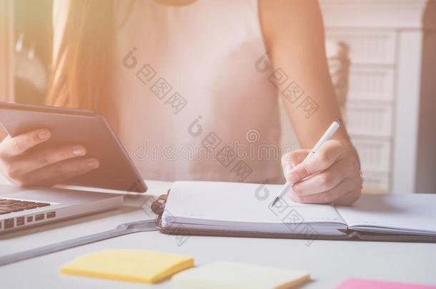 一商业女人工作的向指已提到的人便携式电脑
