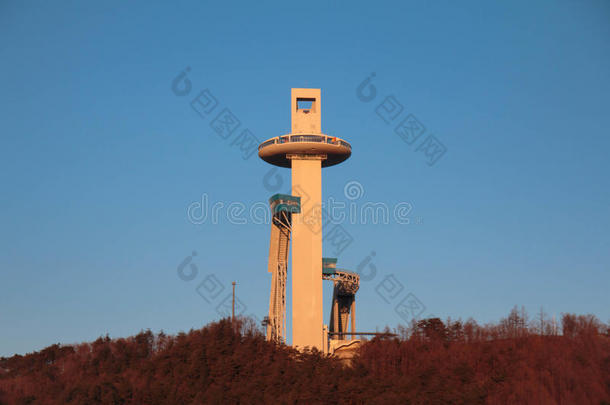 滑雪用于跳跃的塔为指已提到的人平昌冬奥林匹克运动会