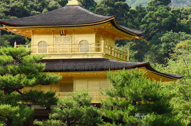 金色的亭采用京都,黑色亮漆