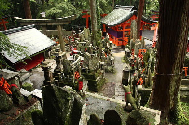 老的日本的神道教墓地采用京都