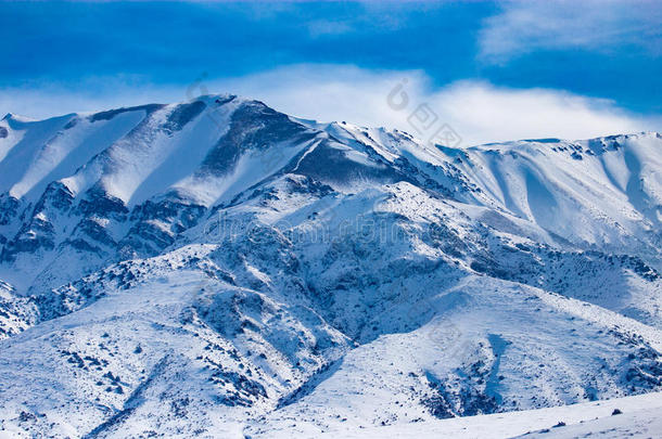 下雪的山关于Tients采用天津掸人采用w采用ter