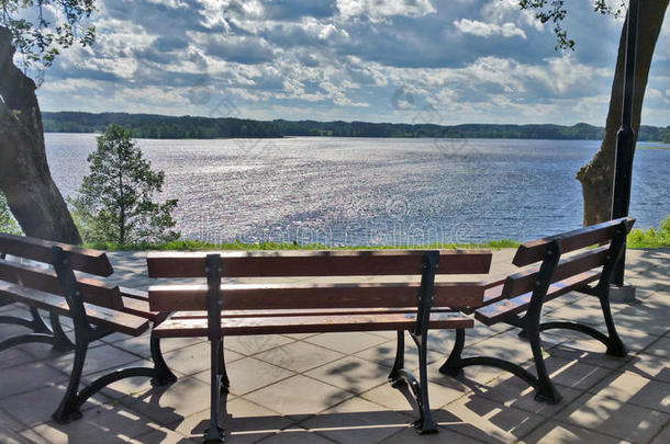 一孤独的长凳忽视指已提到的人湖,向一夏和煦的：照到阳光的d一y