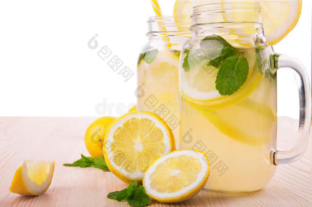 使人精神焕发的饮料和成熟的,多汁的和新鲜的柠檬,明亮的同意