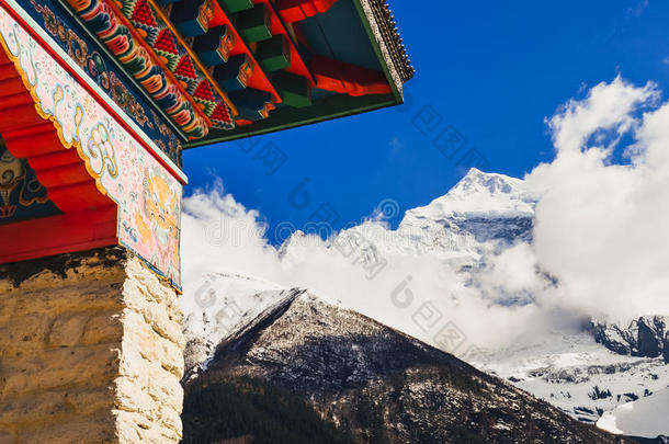 <strong>喜马拉雅</strong>山脉山山峰和佛教的庙富有色彩的屋顶,尼泊尔