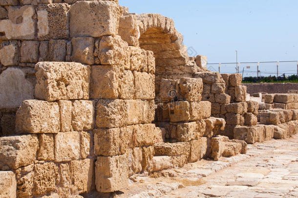 古罗马的跌倒了石头墙和门采用凯撒里亚考古学的坐