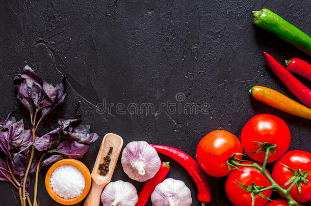 烹调工作场所.番茄,大蒜,油,盐向黑的表后座议员
