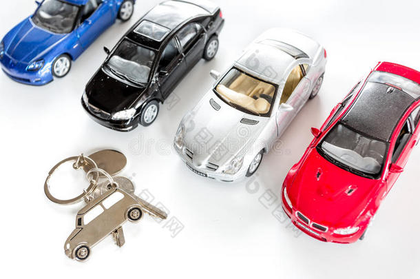 挑选汽车观念.玩具汽车s和汽车调向白色的背景