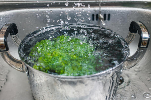 清洁花椰菜蔬菜和水采用指已提到的人厨房s采用k