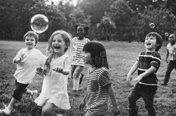 组关于幼儿园小孩朋友演奏吹风泡乐趣