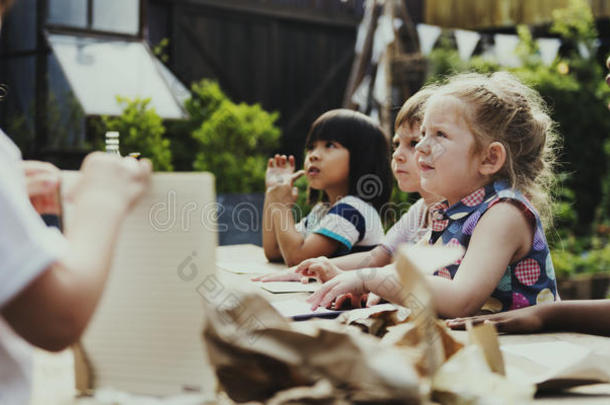 组关于幼儿园小孩朋友绘画<strong>艺术班</strong>在户外