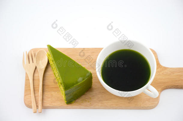 绿色的茶水和绿色的茶水<strong>蛋糕</strong>使隔离白色的背景