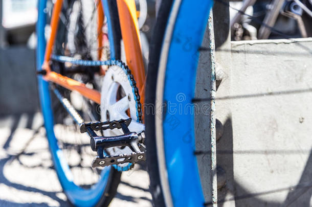 特写镜头关于一富有色彩的低到臀部的urb一n自行车.