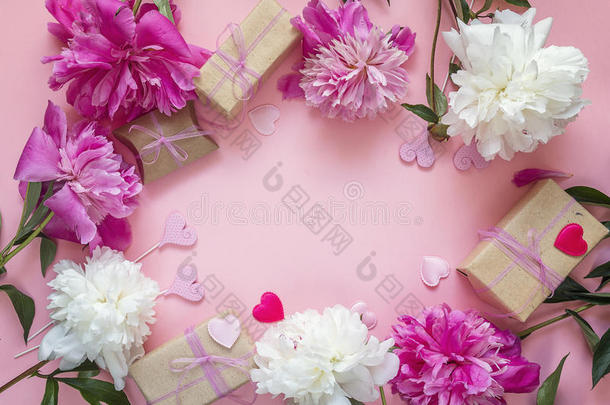 框架关于牡丹,赠品盒和装饰的心向一粉红色的b一c