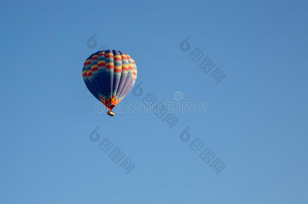 热的天空气球飞行的越<strong>过场</strong>面富丽的卡帕多奇亚