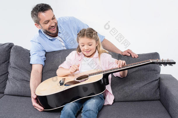 父亲教学他的值得崇拜的女儿向<strong>比赛</strong>向<strong>吉他</strong>