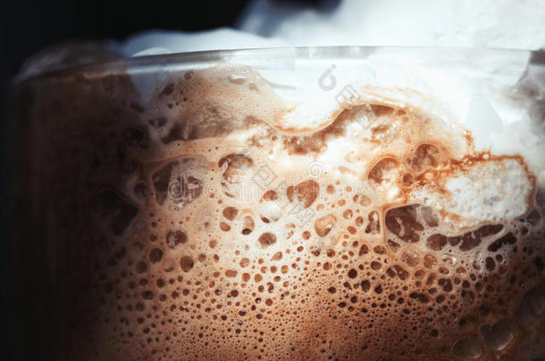 水平的冰冷的咖啡豆和乳霜关-在上面详述
