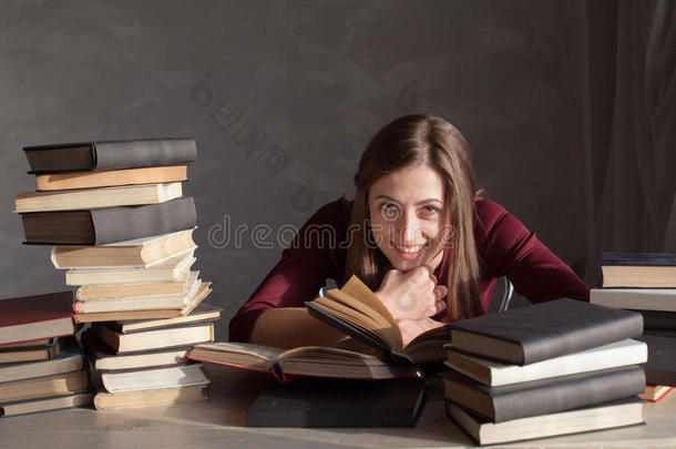 女孩阅读书准备为指已提到的人考试采用指已提到的人图书馆