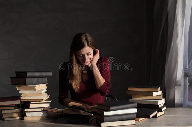 女孩阅读书<strong>准备</strong>为指已提到的人<strong>考试</strong>采用指已提到的人图书馆