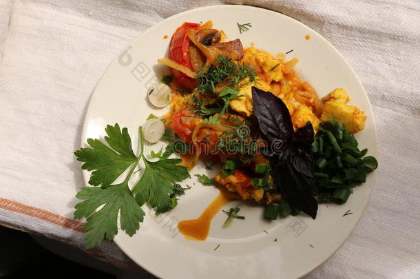 意大利人汤团和蘑菇和番茄调味汁