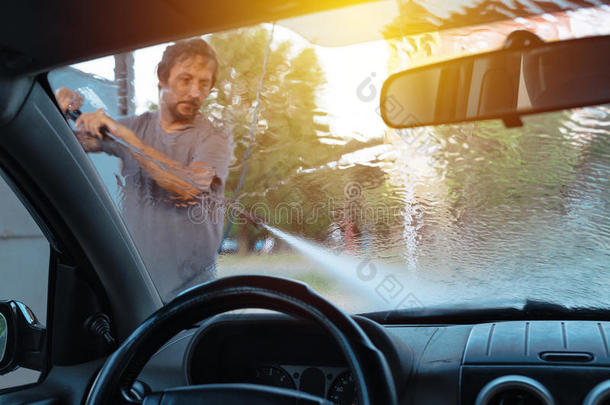 男人洗涤汽车采用自己-服务汽车洗车站