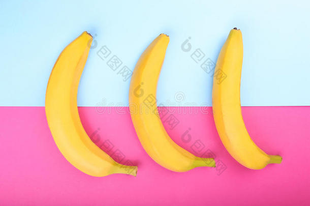 成熟的,<strong>新鲜</strong>的和甜的<strong>黄</strong>色的<strong>香蕉</strong>向一明亮的粉红色的和光