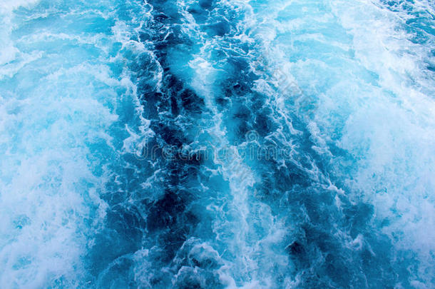 <strong>海水</strong>船跟踪和白色的全是泡沫的波浪.热带的岛ferre肥沃的