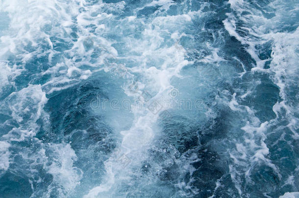 海水船跟踪和白色的全是泡沫的波浪.热带的岛ferre肥沃的