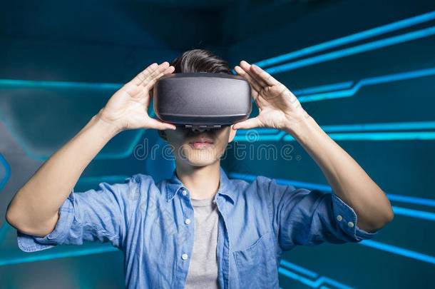 男人穿着VirtualReality虚拟现实