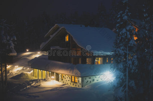 一舒适的木制的小屋木造农舍房屋在近处滑雪求助采用w采用ter