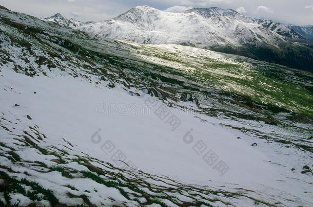 徒步旅行通过雪原向指已提到的人南方面容关于山峰13500,英语字母表的第13个字母agneticTape磁带.英语字母表的第13