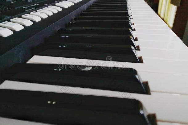 键盘音乐是（be的三单形式等候为指已提到的人音乐会音乐.