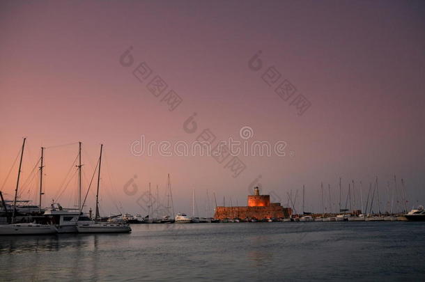 日落采用指已提到的人港口,=Rhodes,希腊