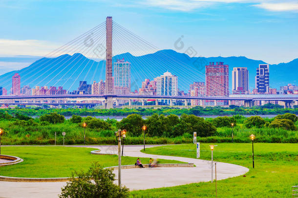 台北河边公园和城市看法