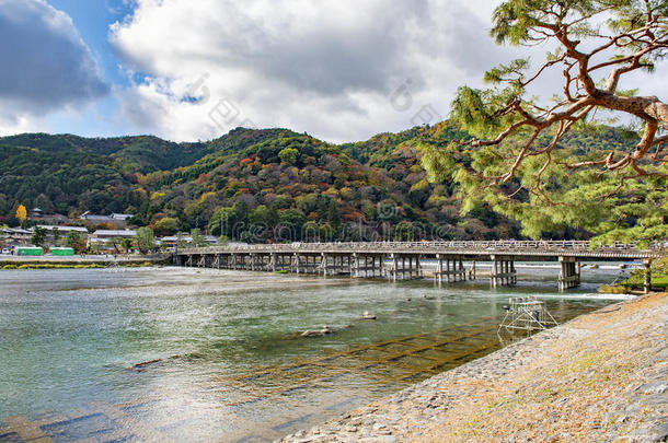 Togetsukyo桥和旅行者在近处胡祖河采用秋,阿拉什