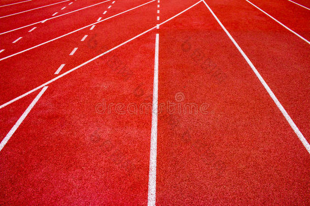 红色的跑步小路合成的橡胶向指已提到的人运动员的运动场.