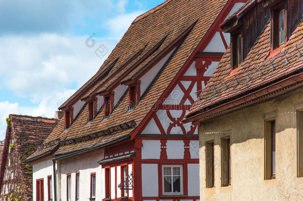 指已提到的人传统的德国的住宅和蓝色天